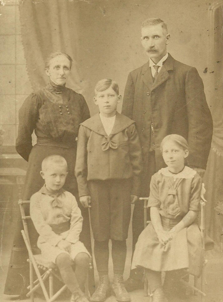 Familien lund bestående af Ane-Mette, Chresten og børnene Sigvald, Jens og Anna.