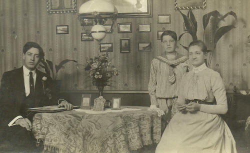 Min oldefars søster Mette Kirstine og hendes to drenge Vilhelm og Aage