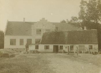 Bygherren og det nye stuehus anno 1906