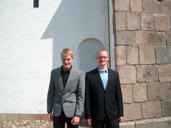 Vores to sønner Jonas til venstre og Jacob til højre fotograferet foran Underup kirke.