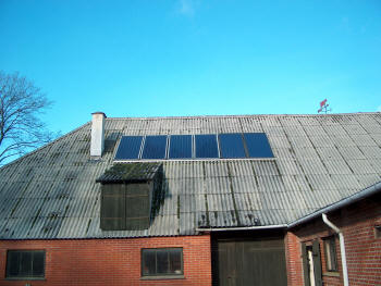 Solvarmeanlægget blev udvidet med to paneler i 2011. Det har givet en mærkbar bedre kapacitet og større selvforsyningsgrad i sommerhalvåret.