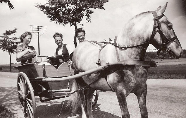 Esther, Svend, faster Edith og hesten Bjørn på vej til rutebilstationen. 