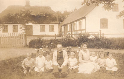 Marielyst. Billedet er taget i 1918 af faster Maria (søster til Jørgen Andersen) foran barndomshjemmet i Gedved.